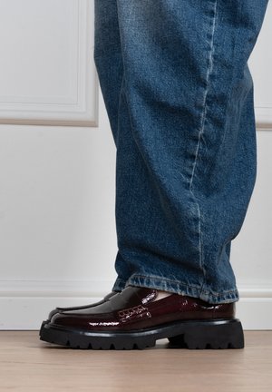 Posh by Poelman, POSH BY POELMAN LEXY DAMES LOAFERS. - Scarpe senza lacci - dark red