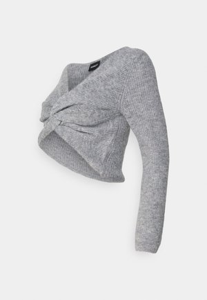 Grijze gebreide cropped sweater met een gedraaide voorkant en lange mouwen, met een textuurstof en een label bij de hals.