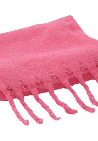 Écharpe en laine rose pâle pliée avec des franges torsadées sur un bord contre un fond blanc.