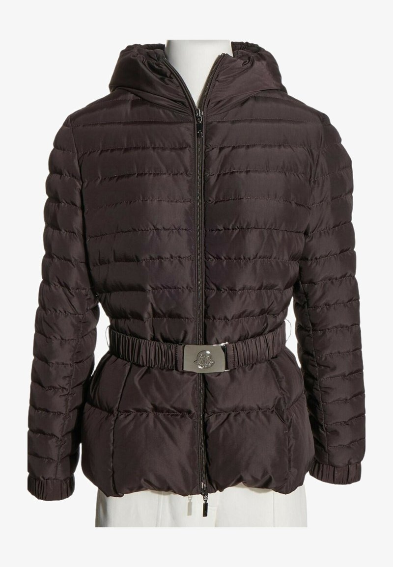 Veste matelassée marron foncé avec fermeture éclair devant, capuche, ceinture élastique à la taille avec boucle métallique, et poignets élastiques aux manches.