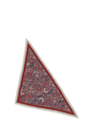Trójkątny szalik z misternymi wzorami paisley w kolorach czerwonym, niebieskim i białym, oprawiony czerwoną i białą obwódką.