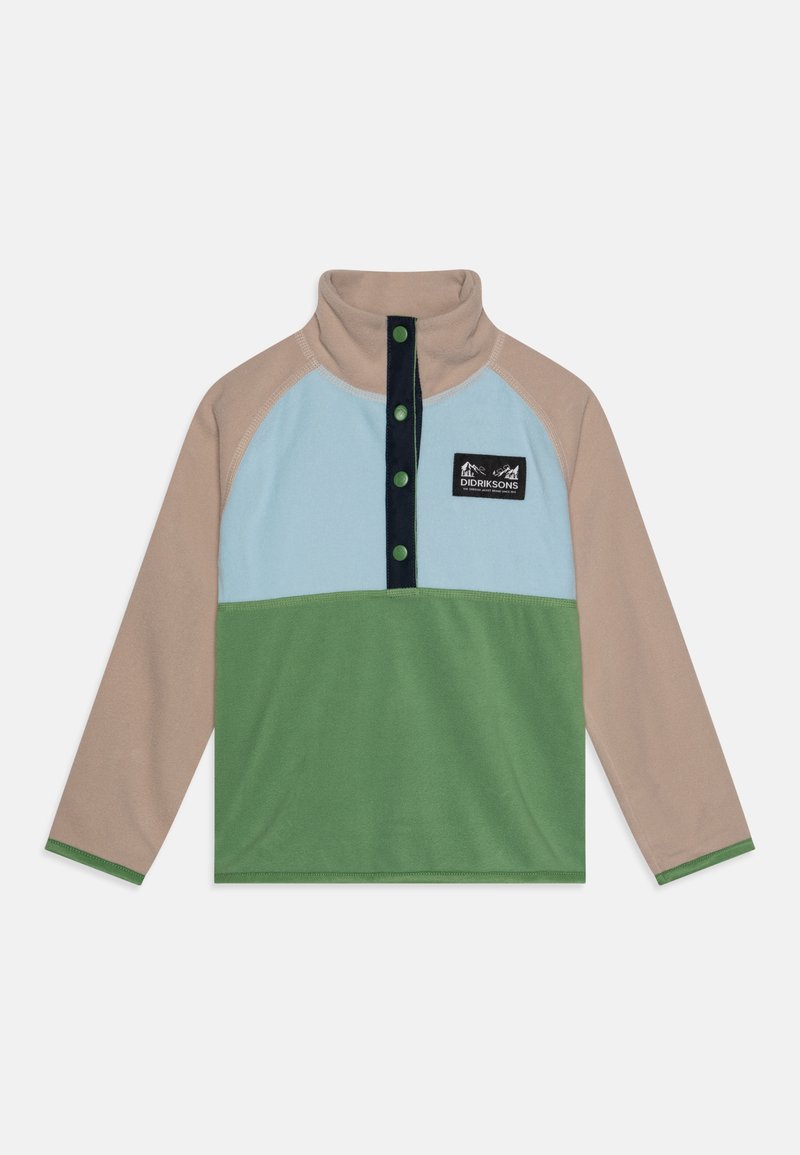 Pullover in pile con colletto alto, disponibile in beige, azzurro chiaro e verde. Presenta una pattina con bottoni, colletto a contrasto e toppe con logo sul petto.