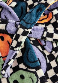 Fleece-Bademantel mit einem mehrfarbigen Smiley-Muster auf einem schwarzen karierter Hintergrund. Weiche Textur mit gebundenem Frontverschluss.