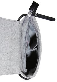 Borsa a tracolla grigia in feltro con un'accattivante accentuazione in pelle nera liscia, chiusura con zip superiore e un ampio interno con foderatura grigia e due scomparti.