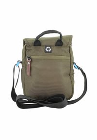 Bolso bandolera de tela reciclada verde con un bolsillo frontal con cremallera, asa negra, correa ajustable y una etiqueta con el logo que presenta símbolos de reciclaje.
