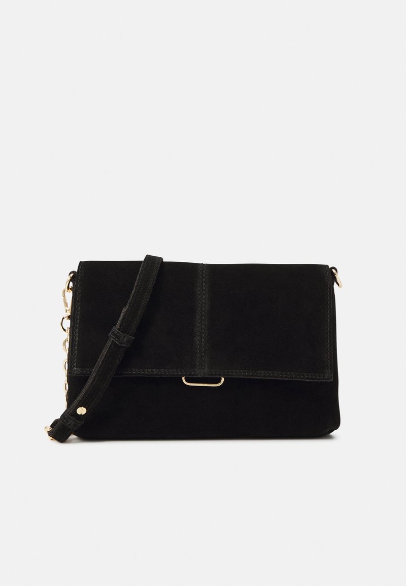 Borsa a tracolla nera in suede con chiusura a patta, dettagli in hardware dorato e tracolla distaccabile. Texture liscia con elementi di design minimalista.