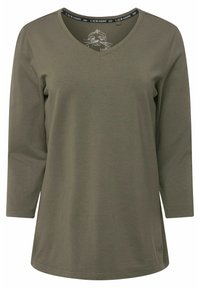 Oliwkowa bluzka z długim rękawem i dekoltem w kształcie litery V, wykonana z miękkiego materiału, z graficznym wzorem w pobliżu dekoltu oraz małym emblematem w kształcie serca przy dolnym brzegu.