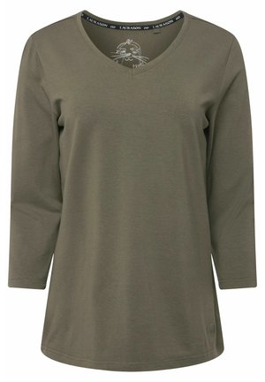 Olijfgroene langemouwen V-hals top, gemaakt van zacht materiaal, met een grafisch ontwerp bij de halslijn en een klein hartembleem op de zoom.
