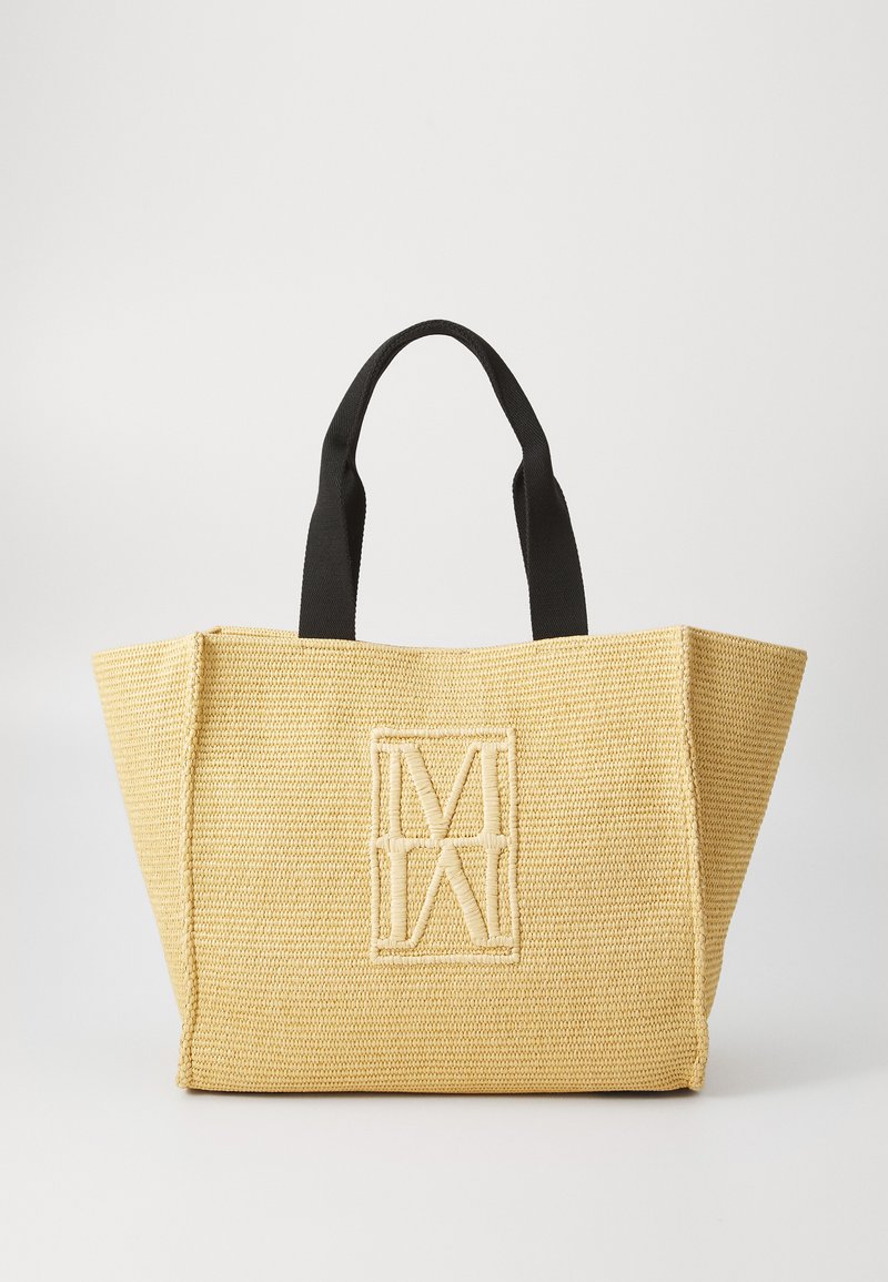 Sac fourre-tout tissé jaune avec poignées en tissu noir, présentant un logo texturé embossé à l'avant. Ouverture large et forme structurée.