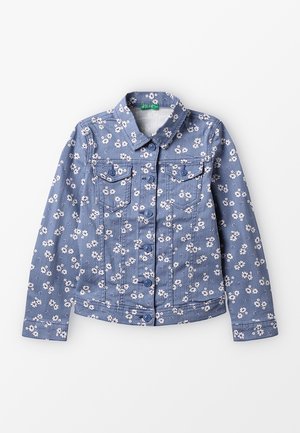 Blå denimjakke med hvidt blomsterprint, knaplukning foran, to brystlommer med klapper og lange ærmer.
