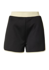 Shorts noirs avec une large taille crème, comportant des accents crème le long des poches et de l'ourlet. Fabriqué à partir d'un tissu lisse et léger.