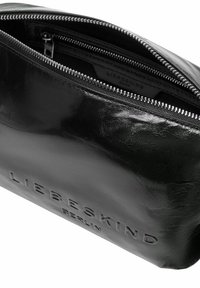 Schwarze Leder-Kosmetiktasche mit einer glatten Textur, Reißverschluss und geprägt "LIEBESKIND BERLIN" Logo auf der Vorderseite.