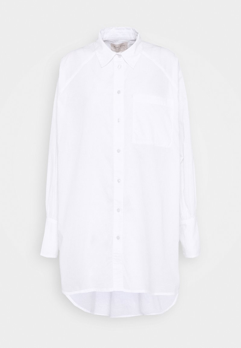 Camisa blanca de manga larga con botones, hecha de tela ligera, con cuello puntiagudo, un bolsillo en el pecho y dobladillo curvado.