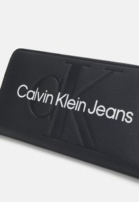 Calvin Klein Jeans SCULPTED ZIP AROUND MONO - Portafoglio - fashion black