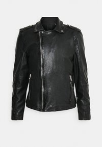 Czarna skórzana kurtka motocyklowa z asymetrycznym zapięciem na zamek z przodu, zasuwanymi kieszeniami bocznymi, naszywanymi pagonami na ramionach i kołnierzem zapinanym na napy.