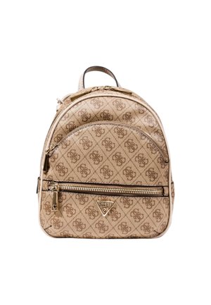 Lille beige Guess rygsæk med monogrammønster, foran lynlåslomme, guldtonede lynlåstræk og logo-mærke på hvid baggrund.