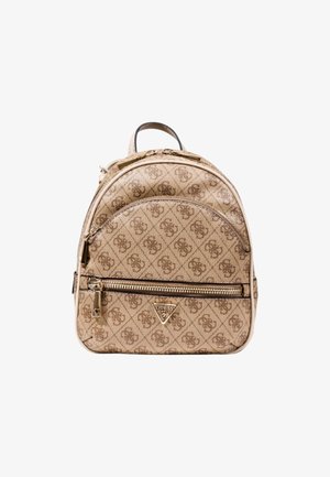 Lille beige Guess rygsæk med monogrammønster, foran lynlåslomme, guldtonede lynlåstræk og logo-mærke på hvid baggrund.