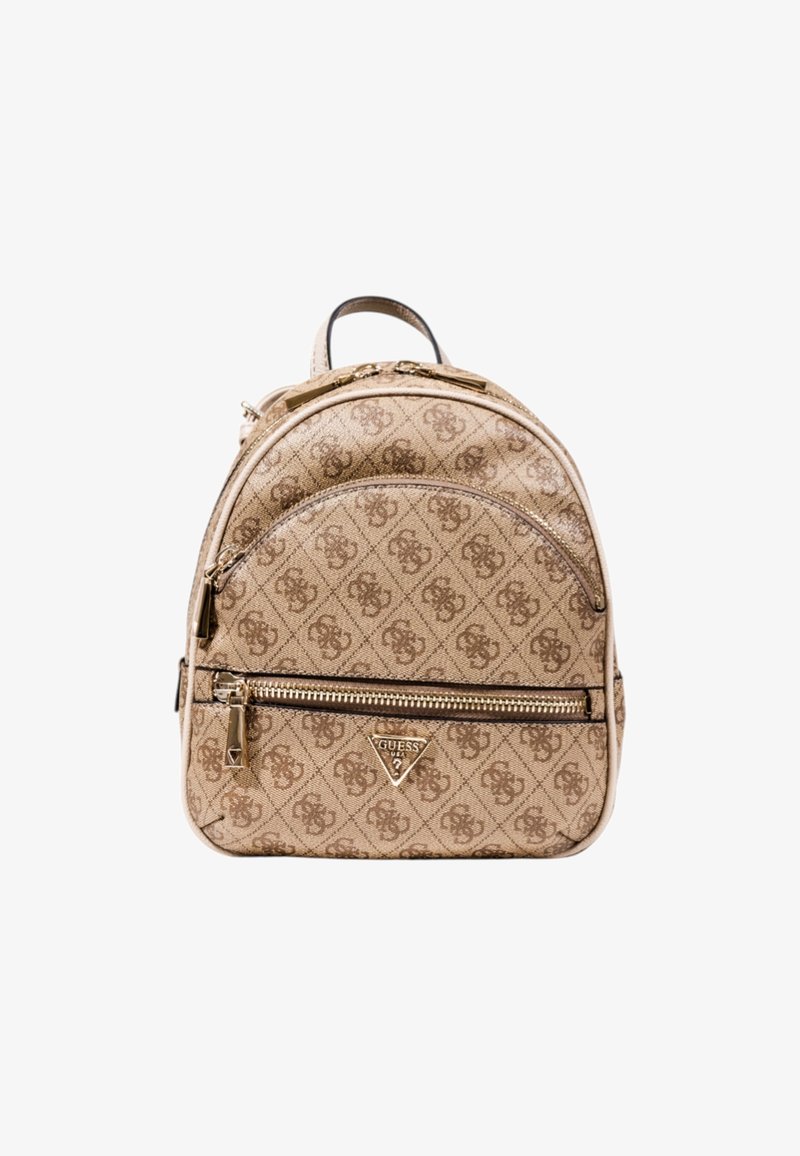 Petit sac à dos beige Guess avec motif monogramme, poche avant zippée, tirettes dorées et plaque logo sur fond blanc.