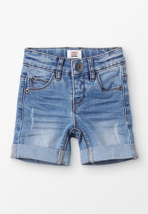 Pantalones cortos de mezclilla azul para niños pequeños con puños, botón delantero, trabillas para cinturón y detalles desgastados en bolsillos y muslos.