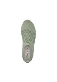 Zapatilla de color verde claro sin cordones con parte superior de malla, suela blanca y un asa en el talón; presenta un patrón texturizado para mayor transpirabilidad.