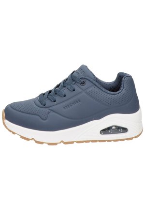 Blauwe synthetische sneaker met een geperforeerd ontwerp, witte tussenzool en buitenzool van gumrubber. Voorzien van vetersluiting en luchtkussen.