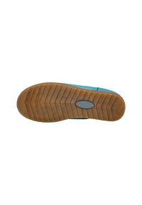 La semelle de la chaussure présente un caoutchouc brun texturé avec des rainures diagonales, offrant une bonne adhérence. La partie supérieure est de couleur aqua, fabriquée en matériau doux.