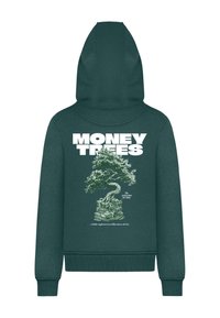 Felpa verde scuro con una grafica frontale di un albero che cresce da contante impilato. Il testo sopra legge "MONEY TREES" in lettere bianche in grassetto.