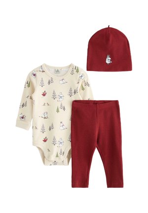 Dreiteiliges Baby-Outfit-Set: cremefarbenes Body mit Cartoon-Tieren und Bäumen, rote Ripp-Leggings, passender roter Beanie mit einer gestickten Deko.