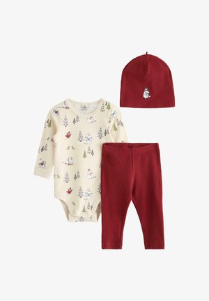 Set di abbigliamento per neonati in tre pezzi: body color crema con animali da cartone animato e alberi, leggings rossi a costine, berretto rosso abbinato con design ricamato.