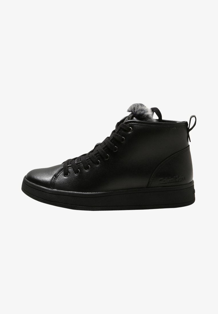 Baskets montantes en cuir noir avec des lacets noirs, un col de cheville doublé de fourrure grise, une semelle plate et une languette à l'arrière.