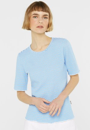 Blau und weiß gestreiftes Kurzarm-T-Shirt aus einem weichen, strukturierten Stoff mit rundem Ausschnitt und gesäumten Ärmeln. Etikett an der Seite sichtbar.