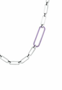 Collar de cadena de plata con eslabones alargados, con un eslabón ovalado morado entre la plata, creando un contraste en color y forma.