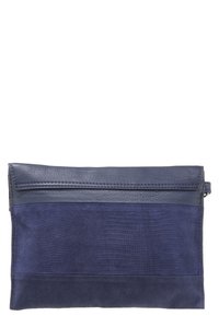 Námořnická kožená kabelka s hladkou texturou, vybavená zipovým uzávěrem a kontrastním matným podkladem. Jednoduchý design bez dalších ozdob.
