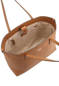 Bruine lederen tote bag met een gladde textuur, een gestructureerde vorm, beige binnenvoering en een ritssluiting. Voorzien van lange handvatten en een knoopsluiting.