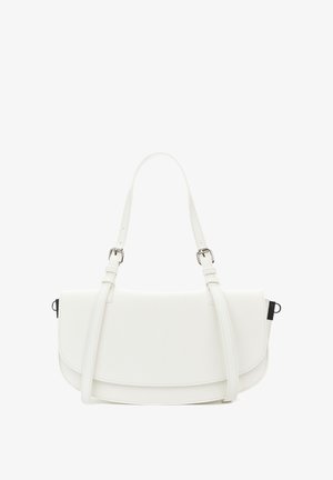 Biely kožený kabelka s zakriveným klapkou, nastaviteľným popruhom a striebornými kovovými detailmi. Hladká textúra, minimalistický dizajn, stredná veľkosť.