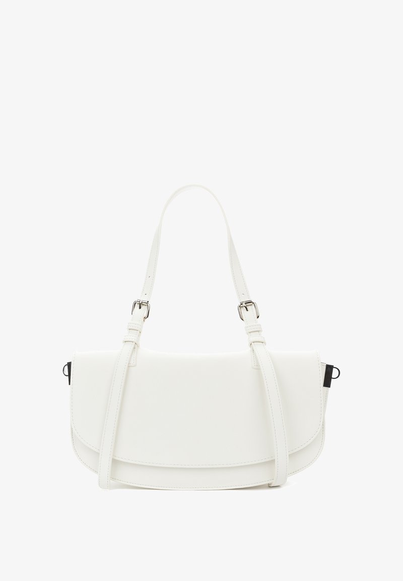 Balta odinė rankinė su išlenktu uždengimu, reguliuojama juostele ir sidabro spalvos detalėmis. Lygus paviršius, minimalistinis dizainas, vidutinio dydžio.