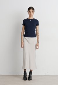 Tommy Jeans SLIM ESSENTIAL S - Paprasti marškinėliai - dark night navy