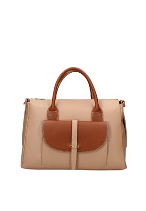 Borsa a mano in pelle beige con tasca frontale con patta marrone, manici marroni e chiusura dorata su sfondo bianco.