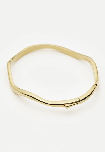 Bracciale rigido ondulato in tonalità oro con una finitura liscia. Presenta un design senza cuciture e una chiusura minimalista per un facile utilizzo.