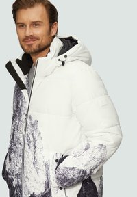 Weißer Daunenjacke mit schwarz-grauem Bergmuster, verstellbare Kapuze, Reißverschluss vorne und Druckknopf-Taschen. Weiches, isoliertes Material.