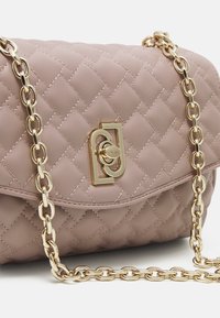 Borsa a tracolla sintetica rosa trapuntata con catena dorata e chiusura rettangolare con centro circolare.