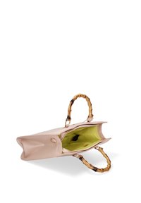 Borsa a tracolla in pelle rosa текстurizzata con interno giallo, dotata di manici in bamboo e chiusura con zip. La vista dall'alto mostra lo spazio interno.