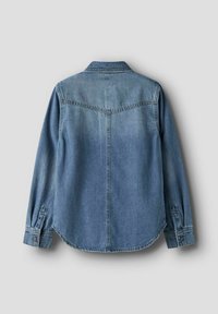 Vidēja zila džinsa krekls ar garām piedurknēm, pogājamiem aprocēm un noapaļotu apakšmalu. Aprīkots ar apkakli un aizmugures gurnu detaļu. Viegls tekstūra.