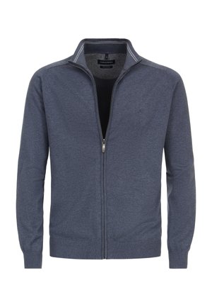 Mørkeblå zip-up sweater i et blødt strikstof med høj krave samt ribbet manchetter og kant. Diskret logo på brystet.