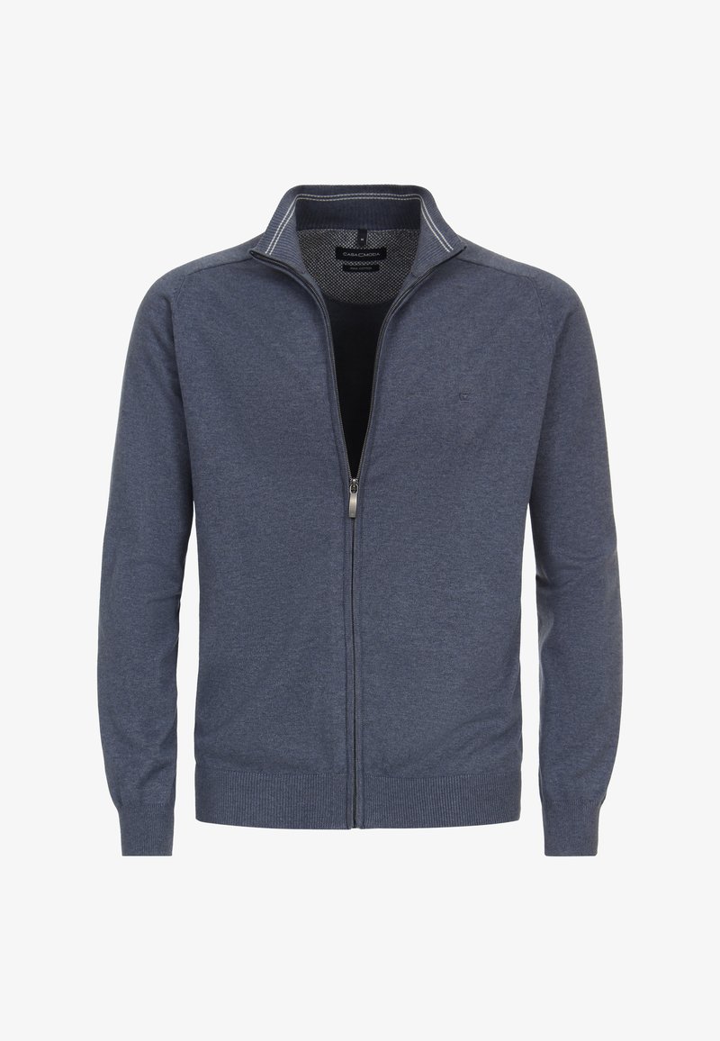 Granatowy sweter zapinany na zamek, wykonany z miękkiej dzianiny, z wysokim kołnierzem oraz ściągaczami przy mankietach i dole. Dyskretne logo na piersi.