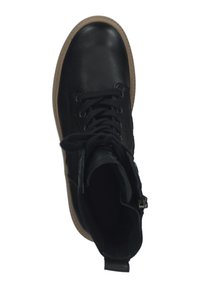 Bota de cuero negra con punta redonda, parte delantera con cordones y cremallera lateral. Parte superior texturizada y suela de goma con acentos beige.