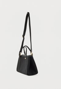 Crna torba s strukturiranim dizajnom, materijal od tkanine, dvije kratke ručke i jednu dugačku podesivu naramenicu. Sadrži akcentne detalje od zlatne boje.