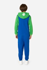 Modro-zeleni kombinezon v stilu jopice z kapuco, z belim okroglim logotipom na hrbtni strani ter manšetami na rokavih in gležnjih.