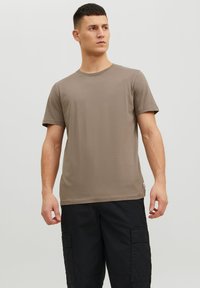 Jack & Jones JJEORGANIC TEE SS O-NECK NOOS - T-shirt basique - brown