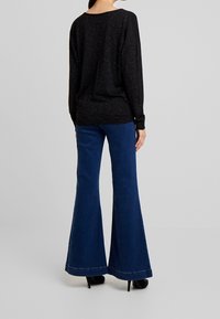 Sisley Stickad tröja - black